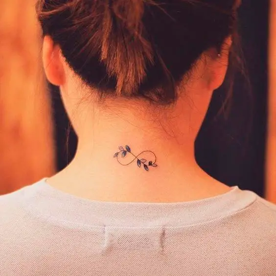Tatuagem feminina na nuca do infinito com folhas
