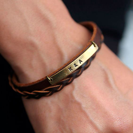 Surpresa de aniversário para marido com pulseira com iniciais do nome Surpresa de aniversário para marido com pulseira com iniciais do nome