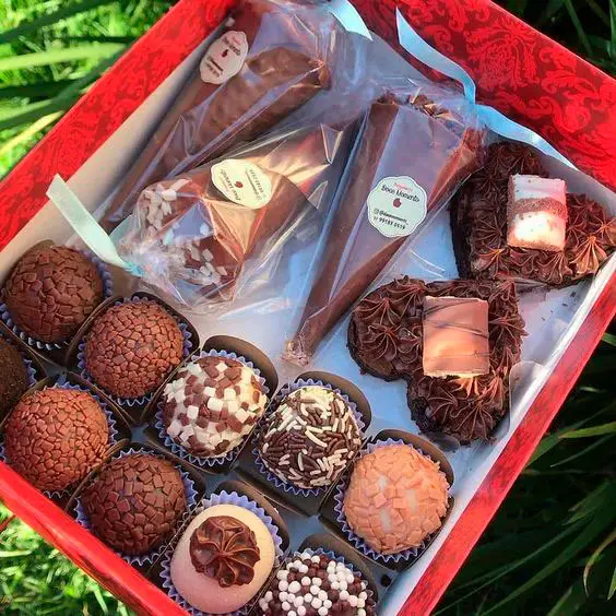 Festa na caixa com docinhos e cones de chocolate