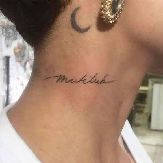 Tatuagens delicadas no pescoço Maktub