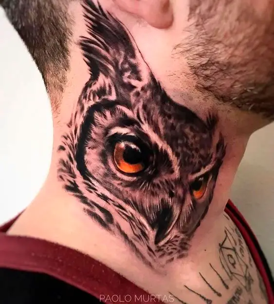 Tatuagem de coruja no pescoço
