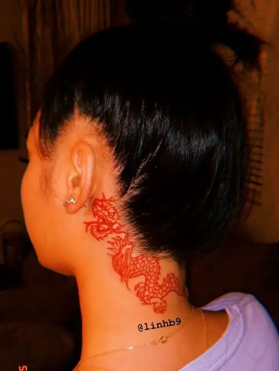 Tatuagem top no pescoço de dragão