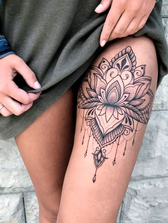 Tatuagens feminina na perna com pontilhismo