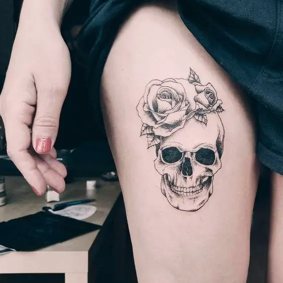 Foto de tatuagem na perna feminina de caveira