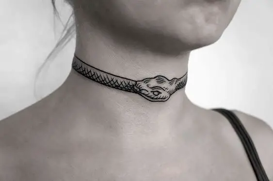 Tatuagem de colar no pescoço de cobra