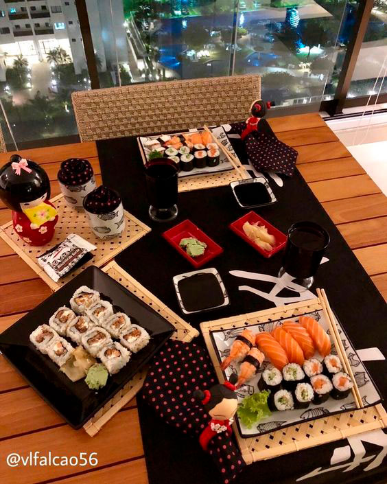 Monte a noite do sushi para surpreender seu marido Monte a noite do sushi para surpreender seu marido