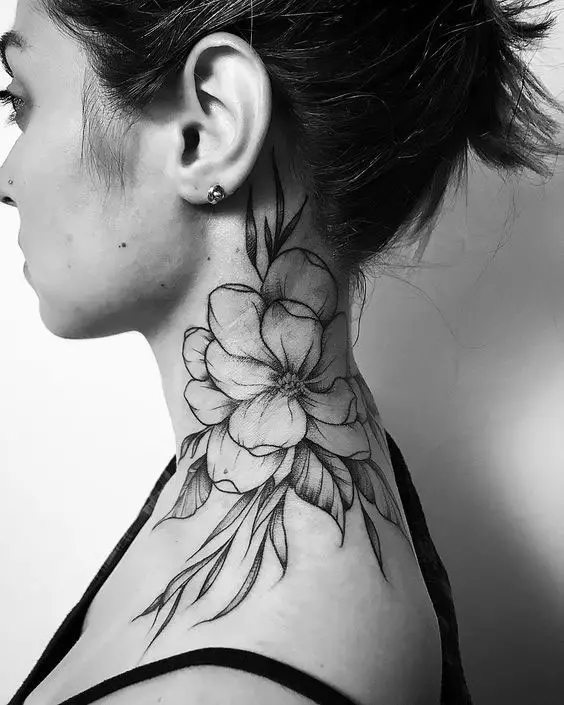 Tatuagem grande no pescoço de flor