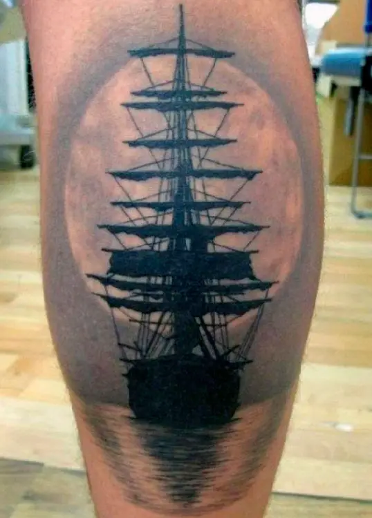Tatuagem de barco na panturrilha