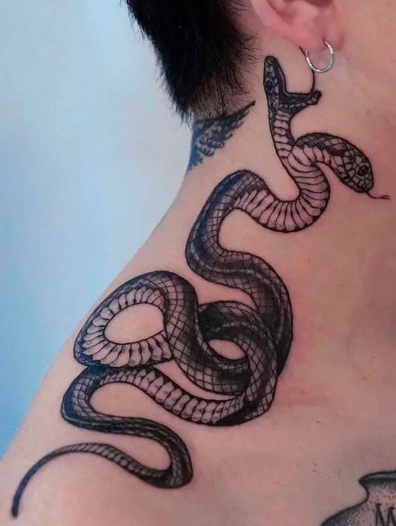 Tatuagens no pescoço e ombro de cobra