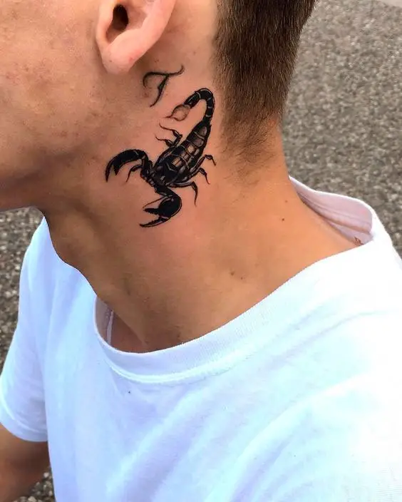 Tatuagem masculina de escorpião no pescoço