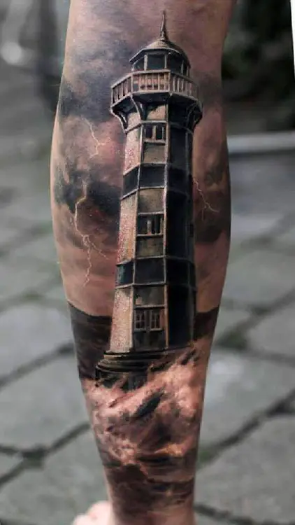 Imagem de tatuagem masculina na perna de farol