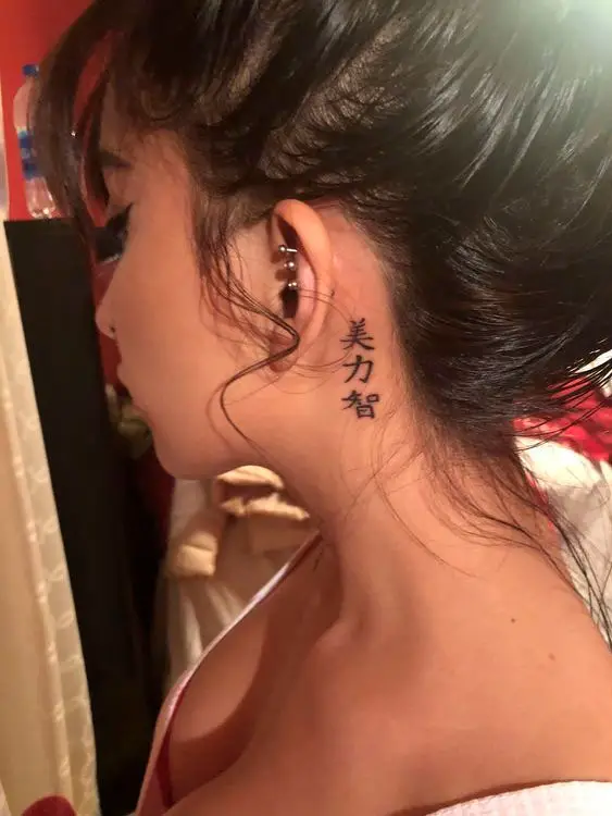 Tatuagem no pescoço feminina delicada japonesa