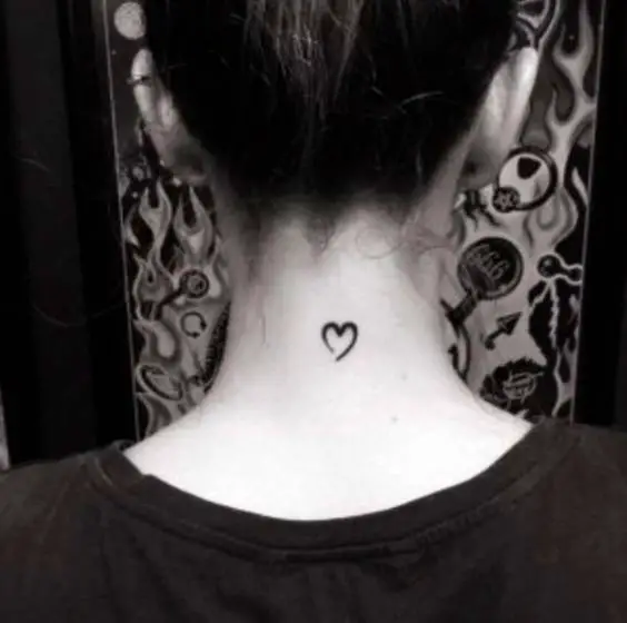 Tatuagem na nuca delicada de coração