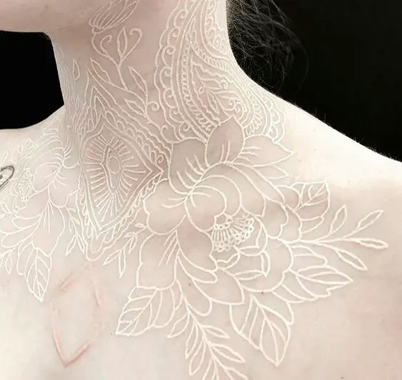 Tatuagens no pescoço brancas