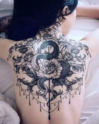 Tatuagem no pescoço e costas