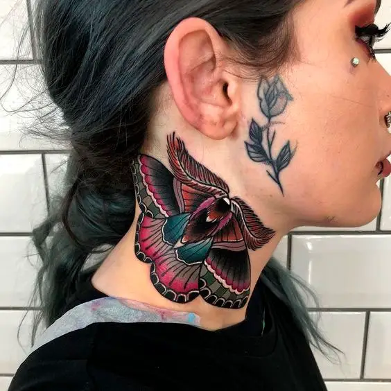 Tatuagem colorido de mariposa no pescoço