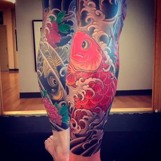 Tatuagem carpa na perna