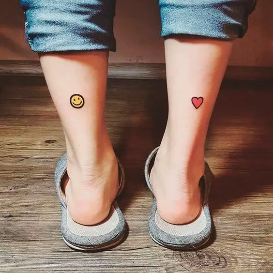 Tatuagens femininas delicadas para pernas