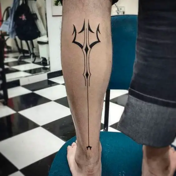 Tatuagem masculinas na perna de tridente