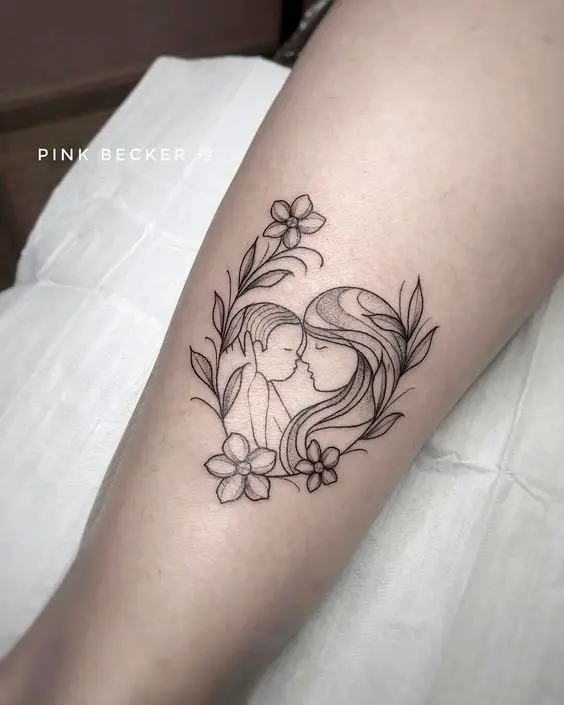 Tatuagem de mãe e filho na perna