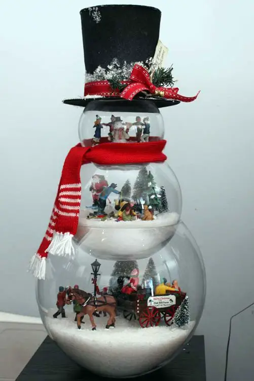 Arranjo de Natal com globos formado um boneco de neve