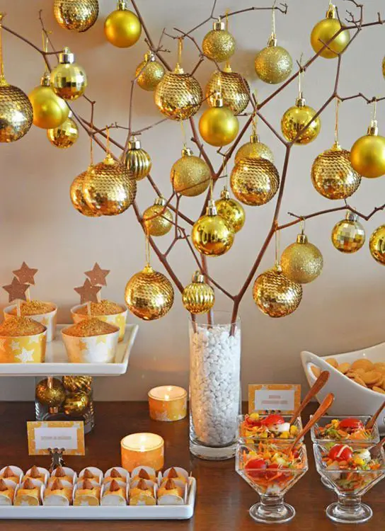 Arranjo de Natal com pedrinhas e bolas douradas