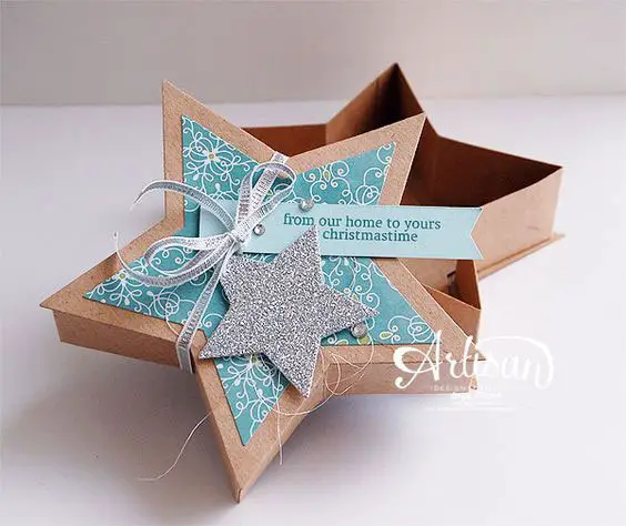Caixa de papelão em formato de estrela