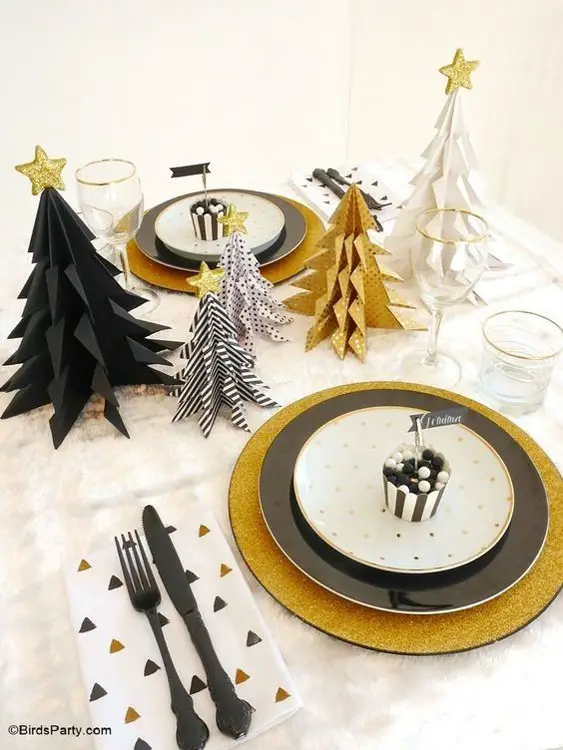 Decoração de Natal de mesa com árvores de papel