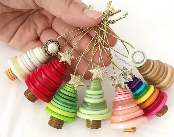 Enfeites para árvore de Natal com botões