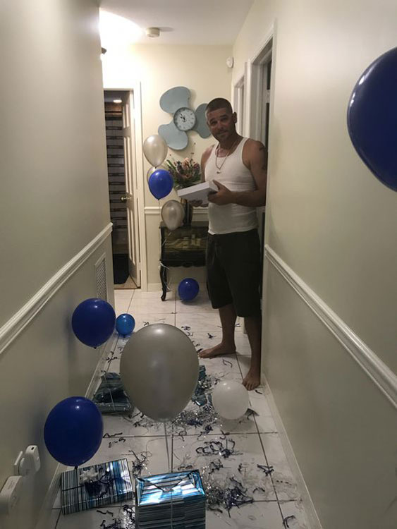 Espalhe presentes pela casa para o aniversário do marido Espalhe presentes pela casa para o aniversário do marido