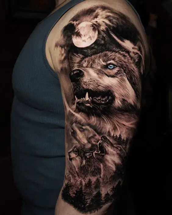 Tatuagem com vários lobos, Lua e floresta