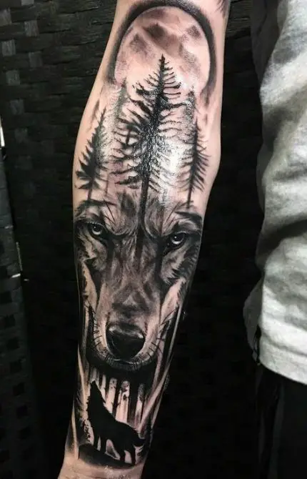 Tatuagem com lobo uivando e pinheiros ao fundo