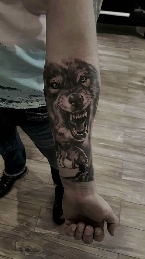 Tatuagem com face de lobo no antebraço