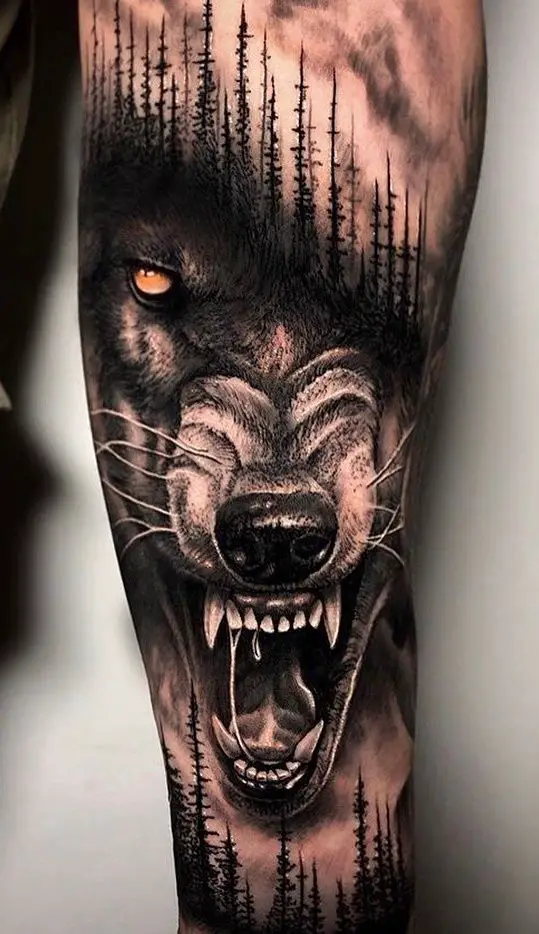 Ideia de tatuagem com face de lobo feroz na floresta