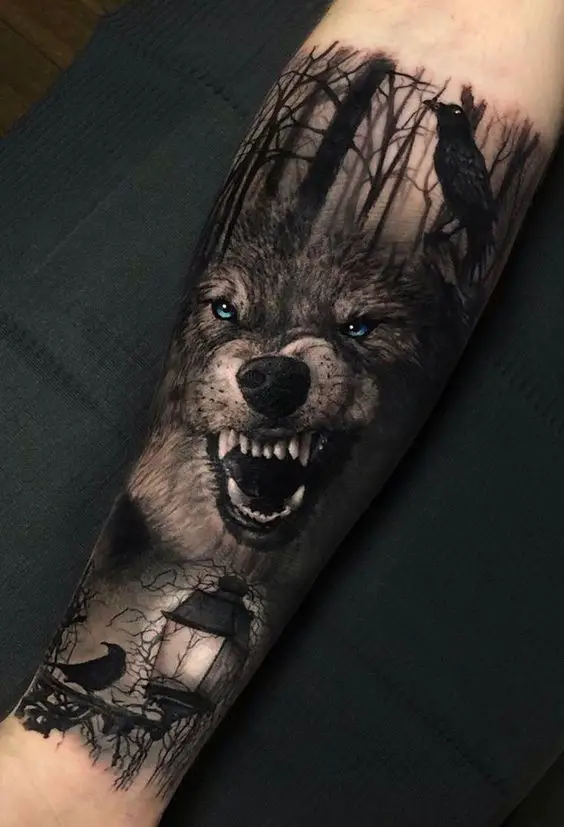 Tatuagem de Lobo no antebraço com corvos