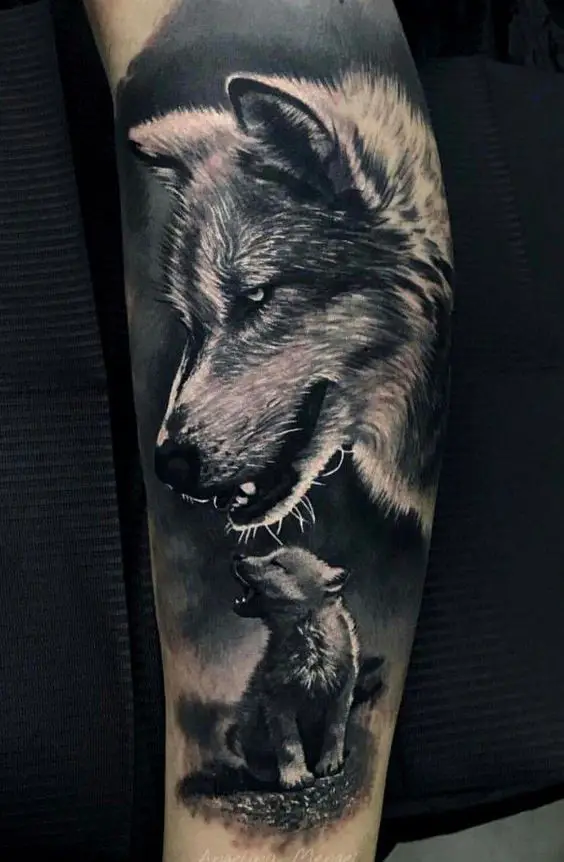 Tatuagem de Lobo no Braço com filhote