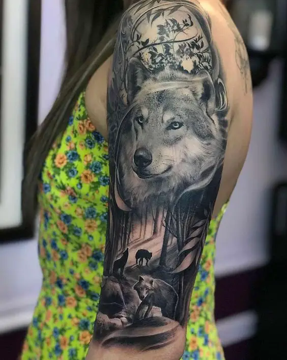 Tatuagem feminina de Lobo no Braço na floresta