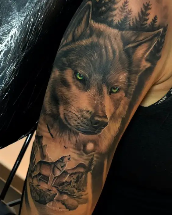 Inspiração de tatuagem com face de Lobo no braço com olhos verdes