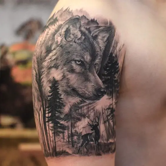 Tatuagem de Lobo no ombro e braço na floresta