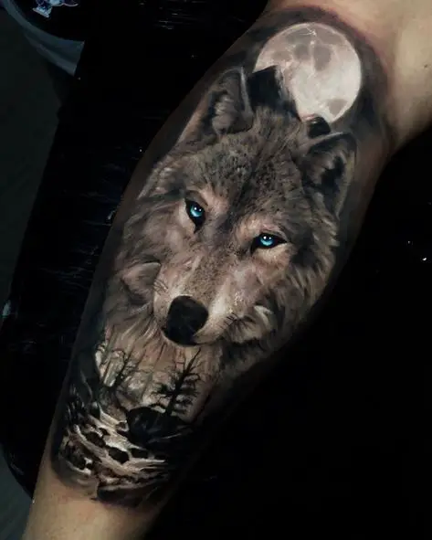 Tatuagem de Lobo no antebraço com lua