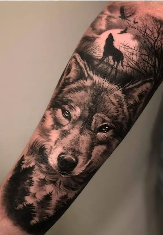 Tatuagem no braço com face de Lobo, lua, pássaros e pinheiros