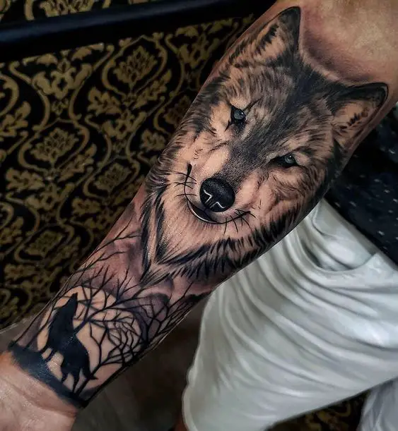 Tatuagem no braço com lobo e lua