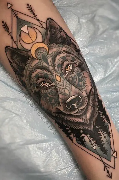 Tatuagem colorida de Lobo no Braço