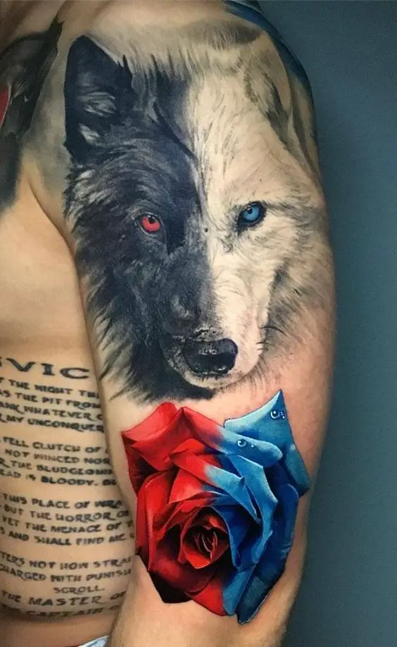 Tatuagem com face de Lobo com olho azul e vermelho no braço e ombro