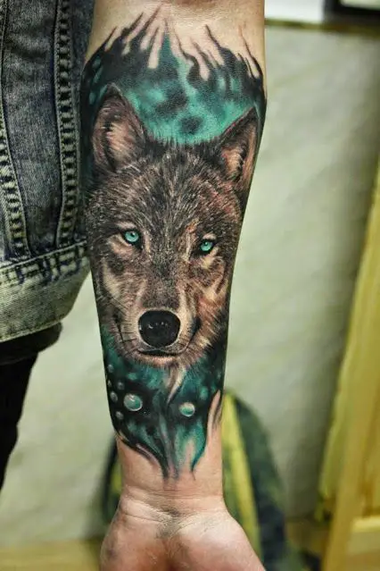 Tatuagem de Lobo com cores no antebraço