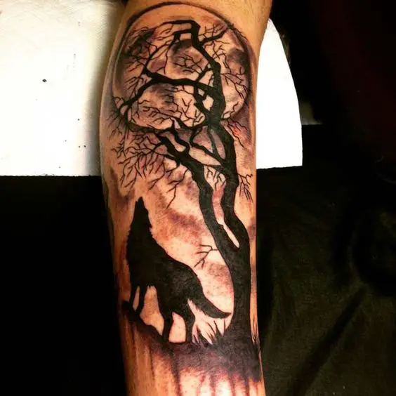 Tatuagem de Lobo uivando para a Lua no Braço
