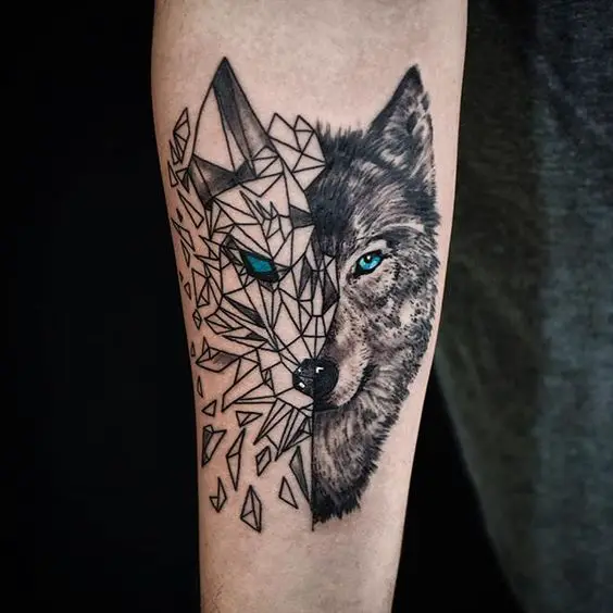 Tatuagem geométrica de Lobo com olhos na cor azul no Braço