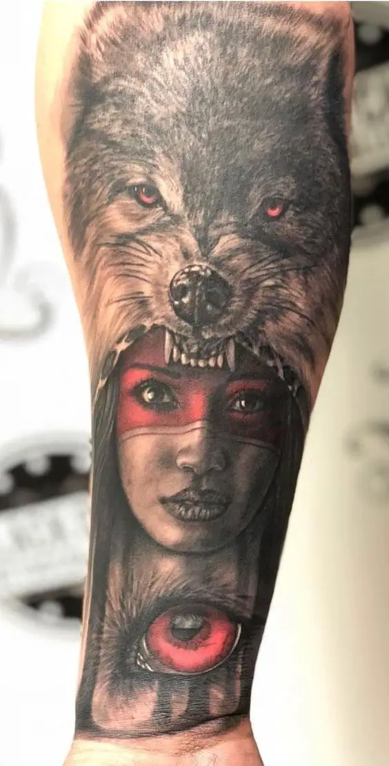 Tatuagem de Lobo e índia no antebraço