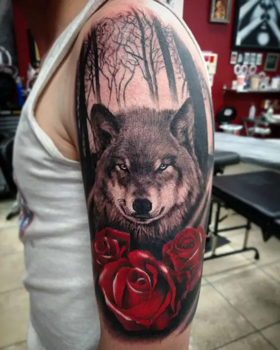 Tatuagem de Lobo com rosas no Braço