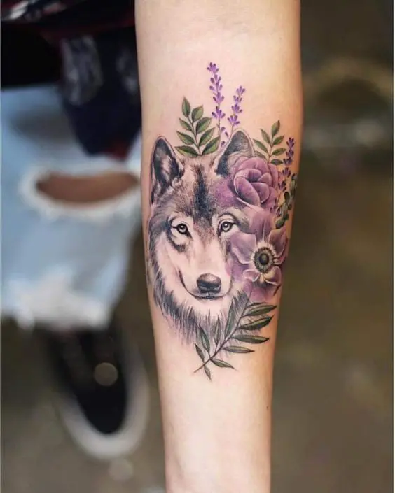 Tatuagem coloria de Lobo com flores no Braço